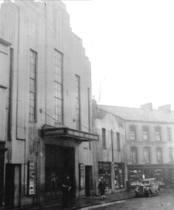 Black and white picture of a cinema in the 1950s